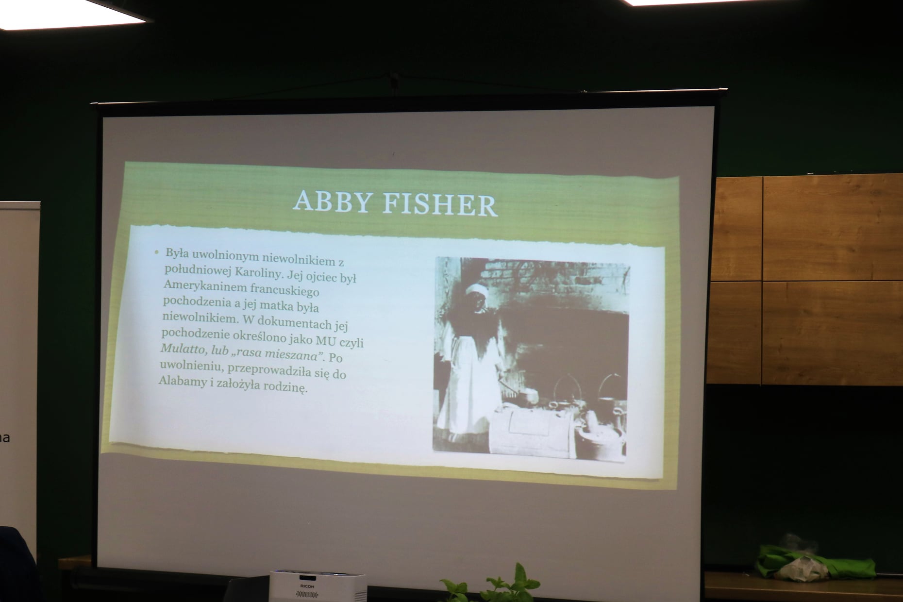 Szef kuchni prezentuje historię Abby Fisher w bibliotece na tle kuchni