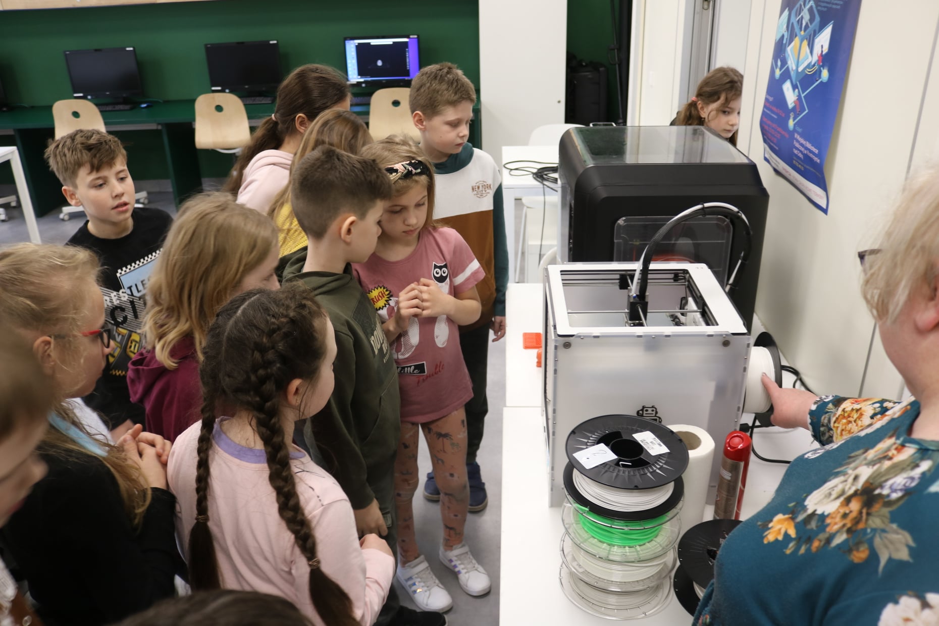Dzieci oglądające proces drukowania w 3D