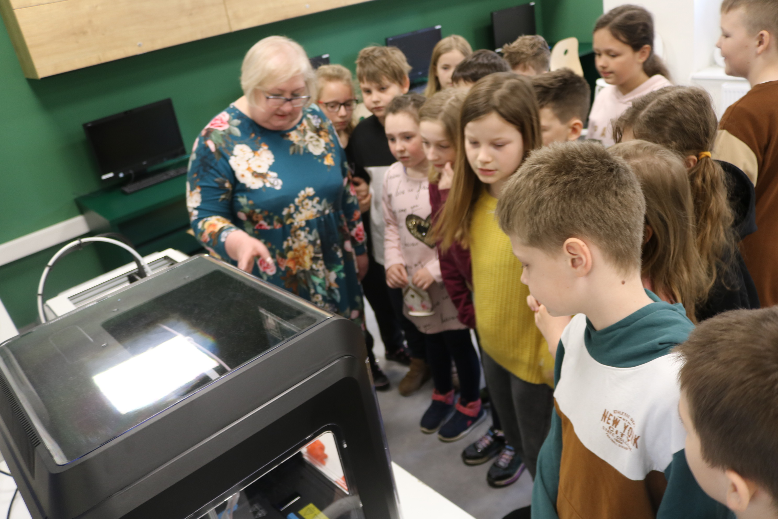 Dzieci oglądające proces drukowania w 3D