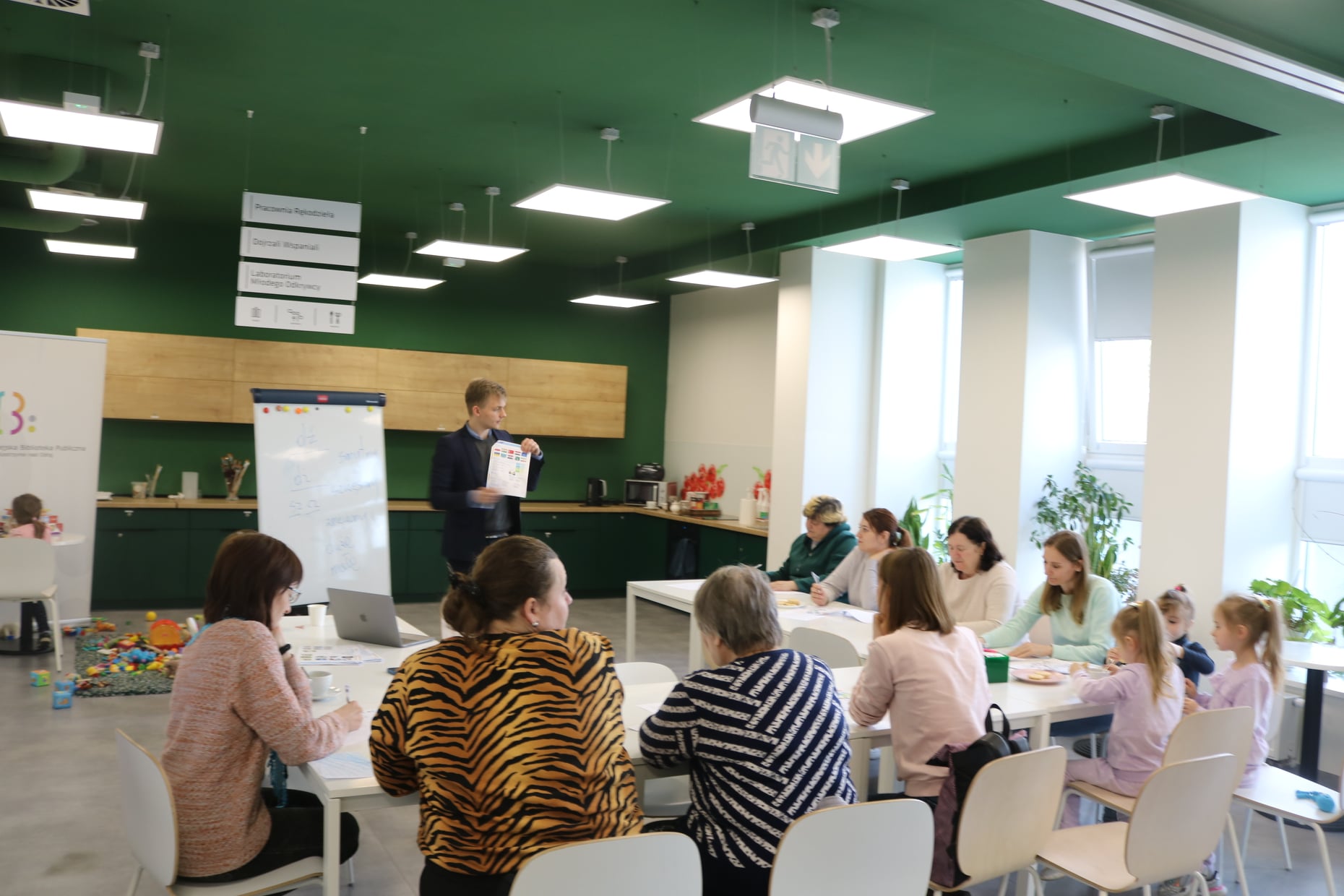 Spotkanie Klubu Ukrańskich Mam i Dzieci w trakcie nauki języka polskiego w bibliotece