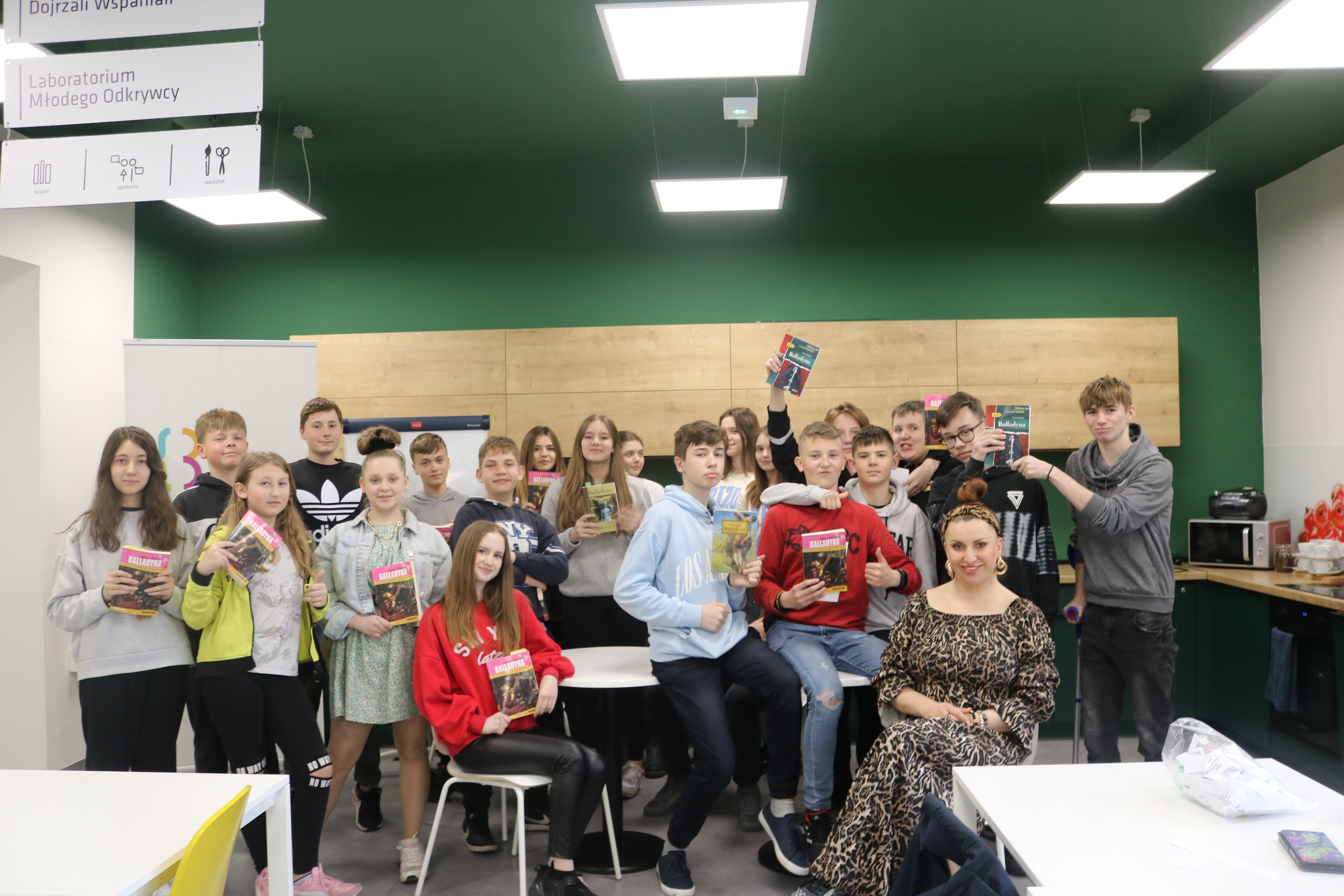 Uczniowie klasy 7B SP2 Kostrzyn nad Odrą po lekcji jezyka polskiego w bibliotece