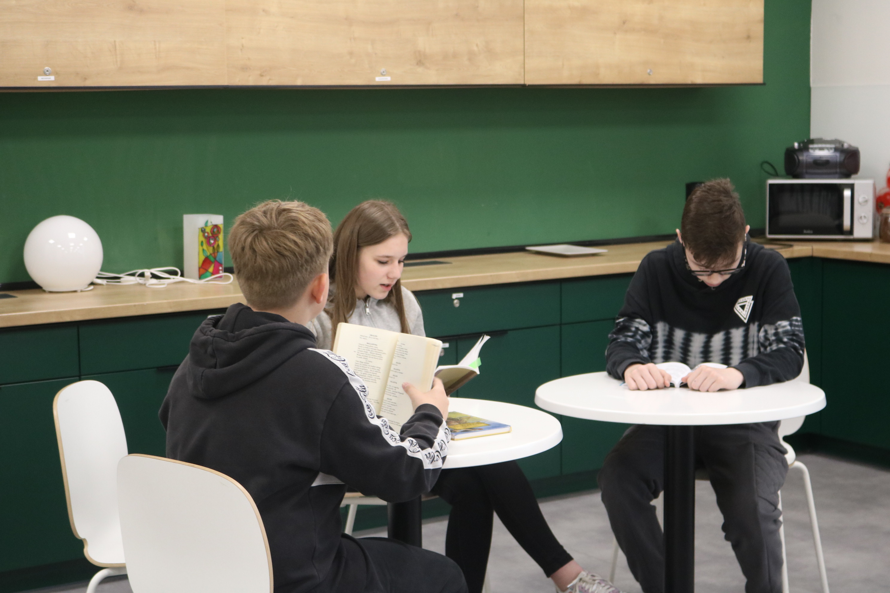 Uczniowie klasy 7B SP2 Kostrzyn nad Odrą w trakcie lekcji jezyka polskiego w bibliotece