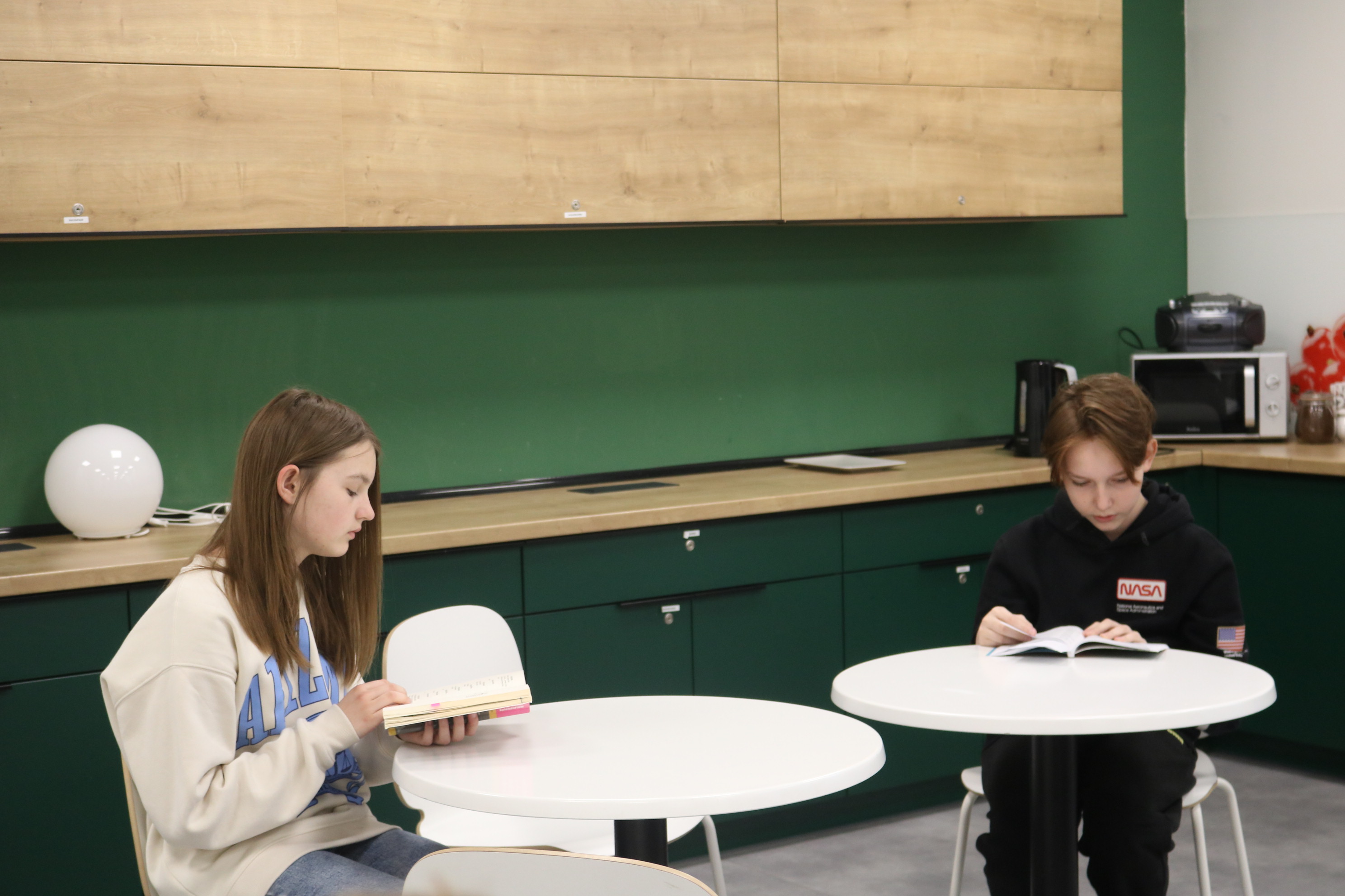 Uczniowie klasy 7B SP2 Kostrzyn nad Odrą w trakcie lekcji jezyka polskiego w bibliotece