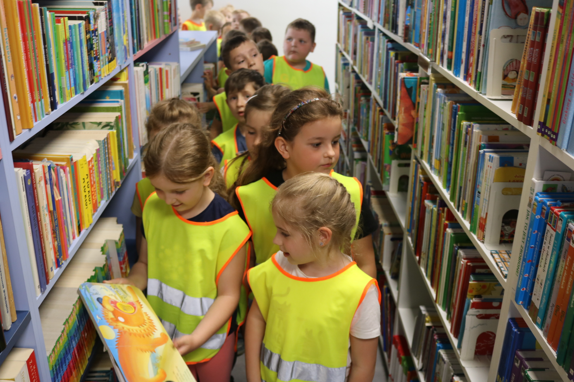 6-latki podczas zwiedzania biblioteki