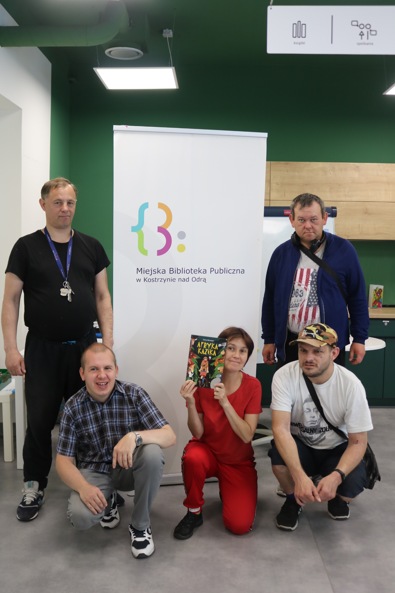 uczestnicy Środowiskowy Domu Samopomocy świętują XXI Ogólnopolski Tydzień Czytania Dzieciom w naszej bibliotece