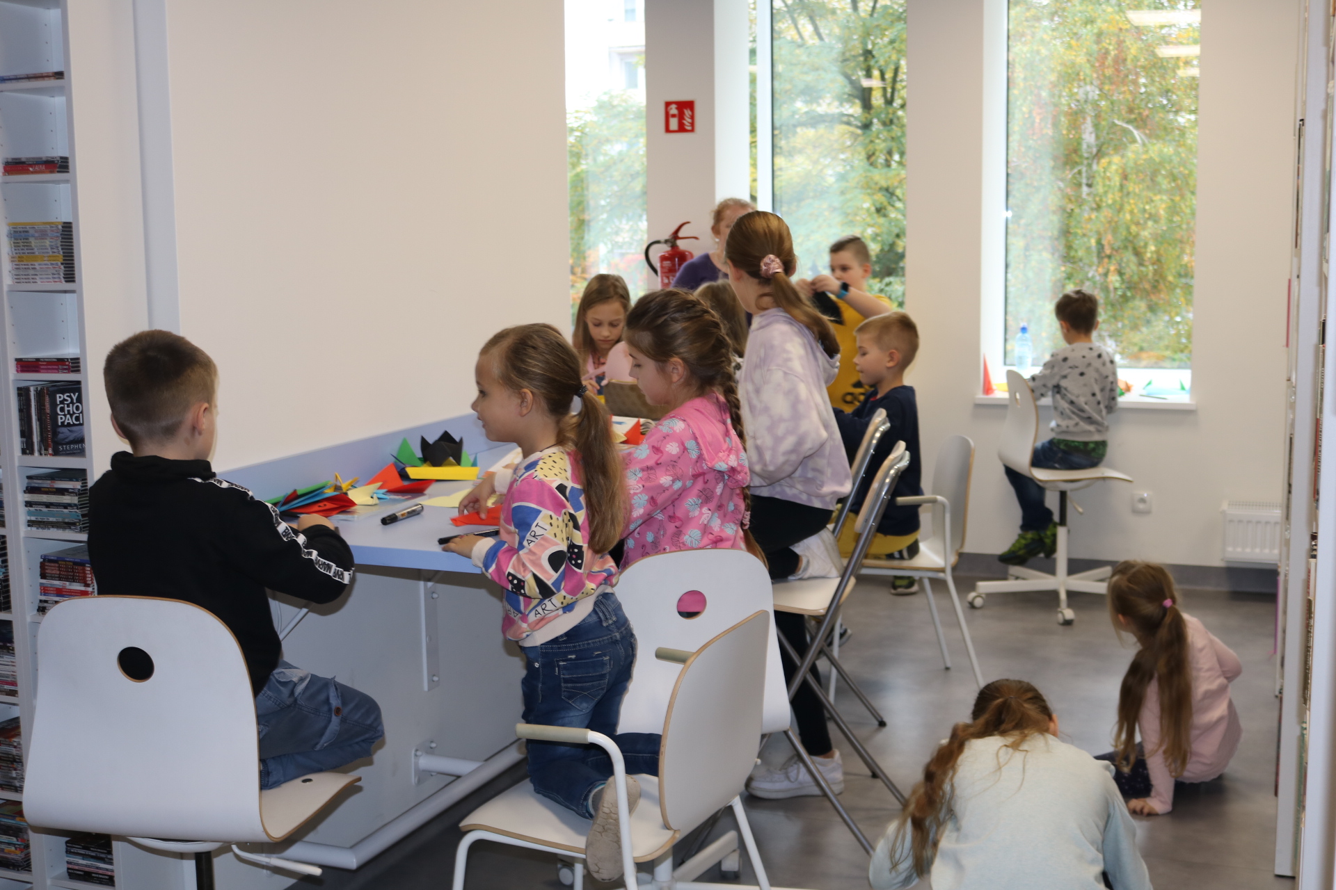 dzieci w trakcie warsztatów Światowego Dnia Origami