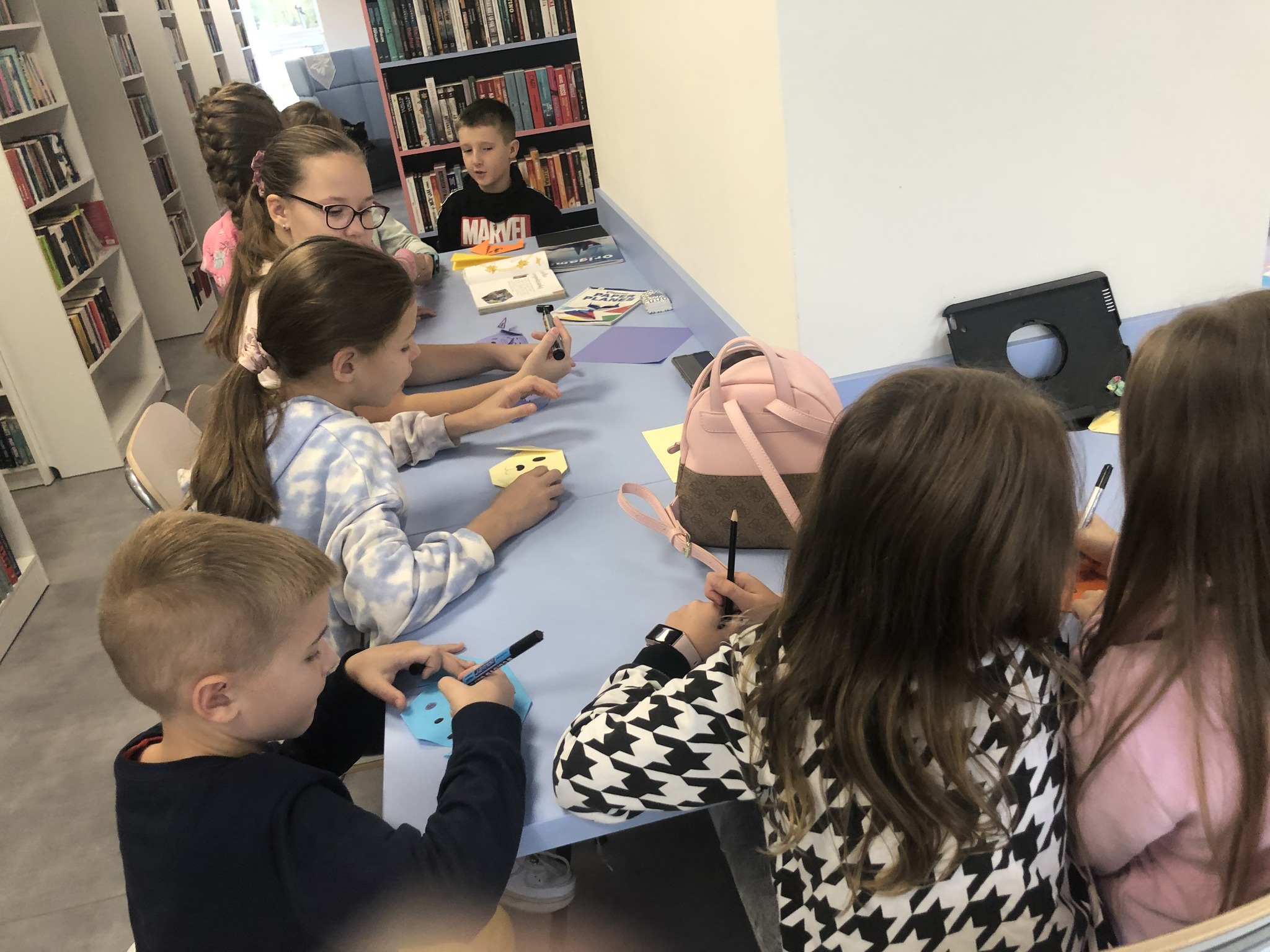 dzieci w trakcie warsztatów Światowego Dnia Origami