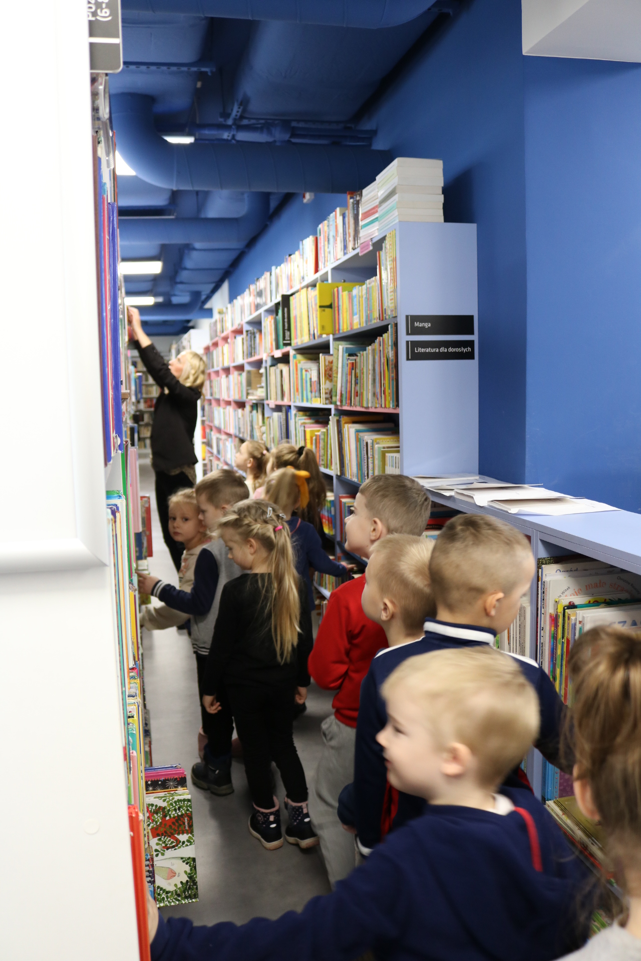 Lekcja biblioteczna z udziałem dzieci z przedszkola Stononoga