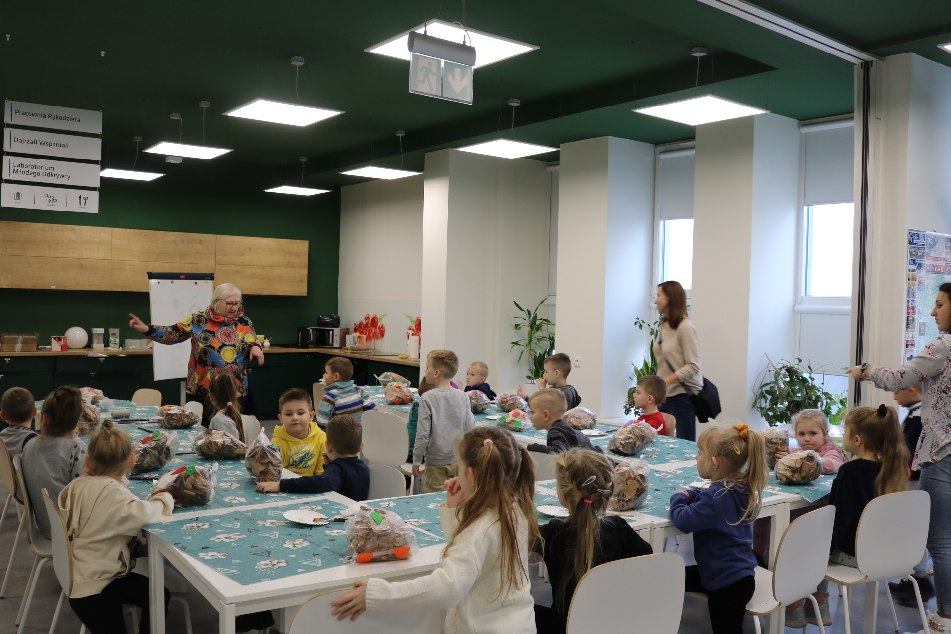 Lekcja biblioteczna z udziałem dzieci z przedszkola Stononoga