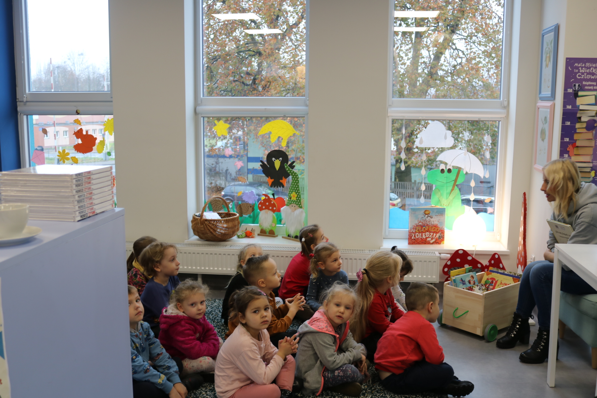 Lekcja biblioteczna z udziałem dzieci z przedszkola Pod Topolą