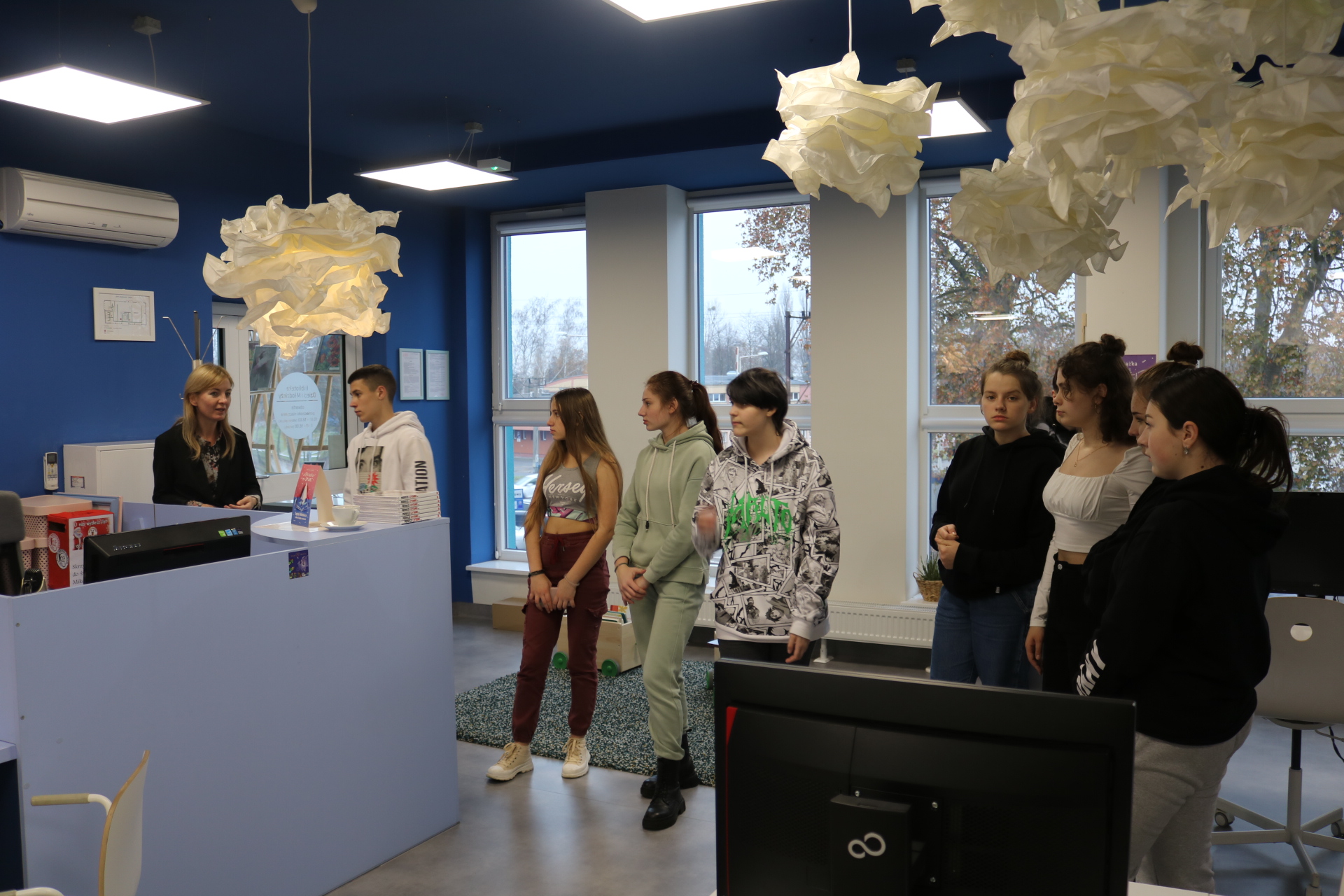 Młodzieży z Ukrainy z klasy 1-oddziału przygotowawczego zwiedza bibliotekę