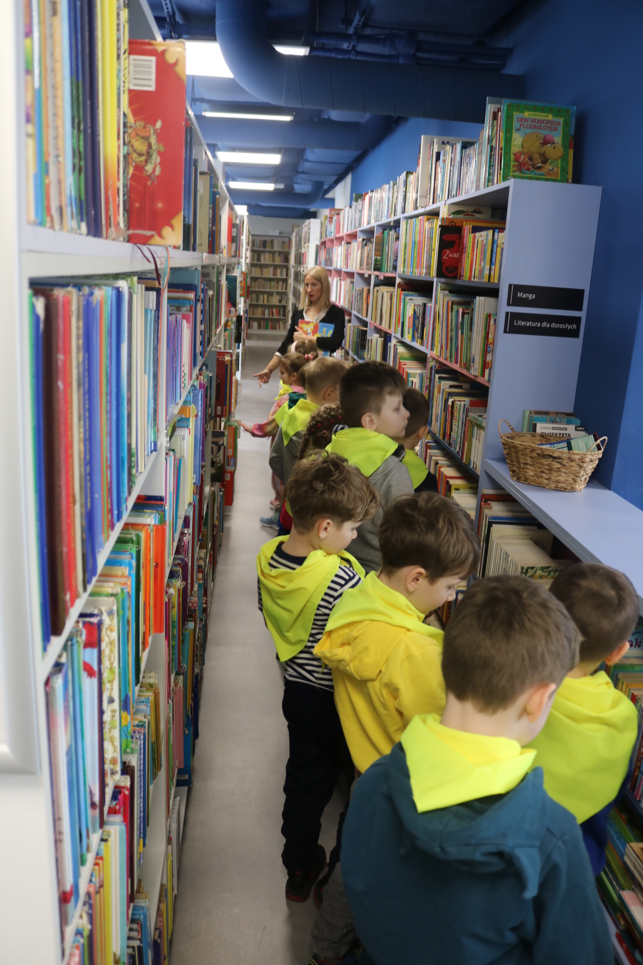 Lekcja biblioteczna z udziałem dzieci z przedszkola Stonoga