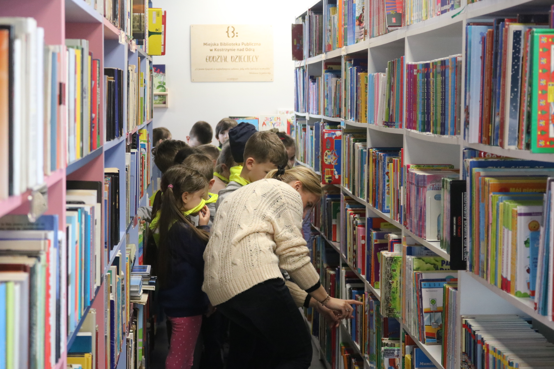 Lekcja biblioteczna z udziałem dzieci z przedszkola Mali Europejczycy