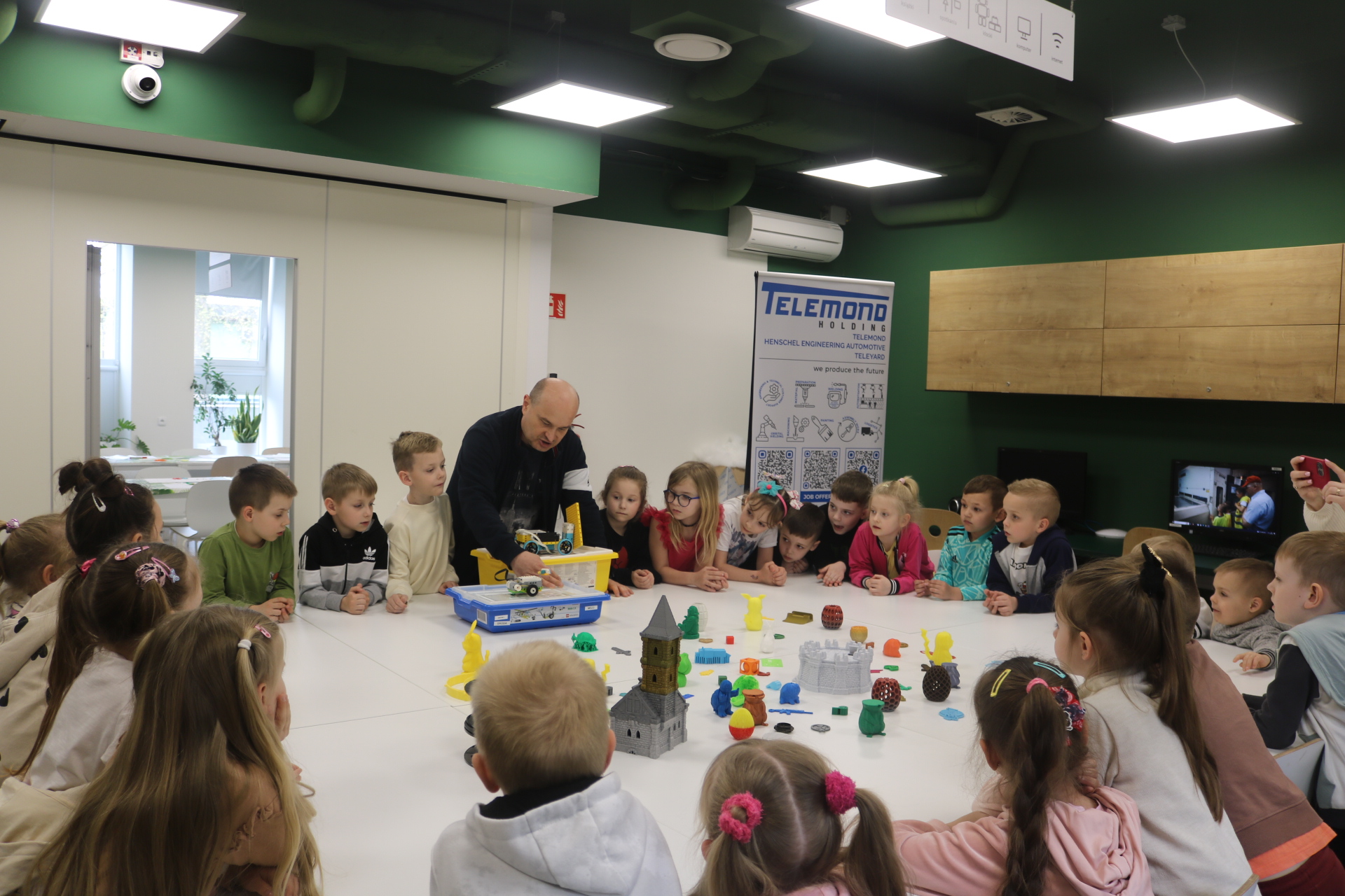 Lekcja biblioteczna -  grupa 6-latków z Niepublicznego Przedszkola Stonoga.