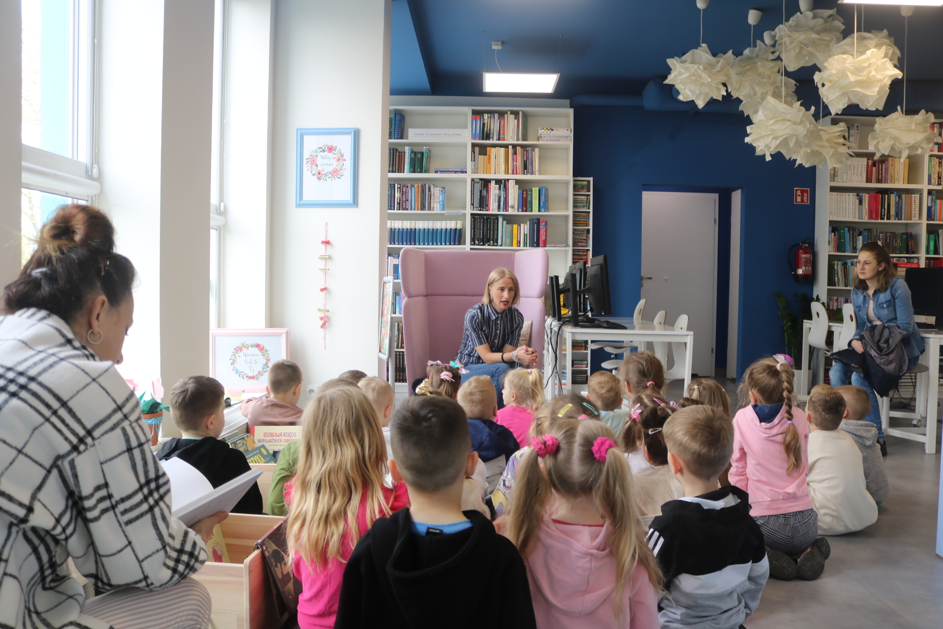 Lekcja biblioteczna -  grupa 6-latków z Niepublicznego Przedszkola Stonoga.