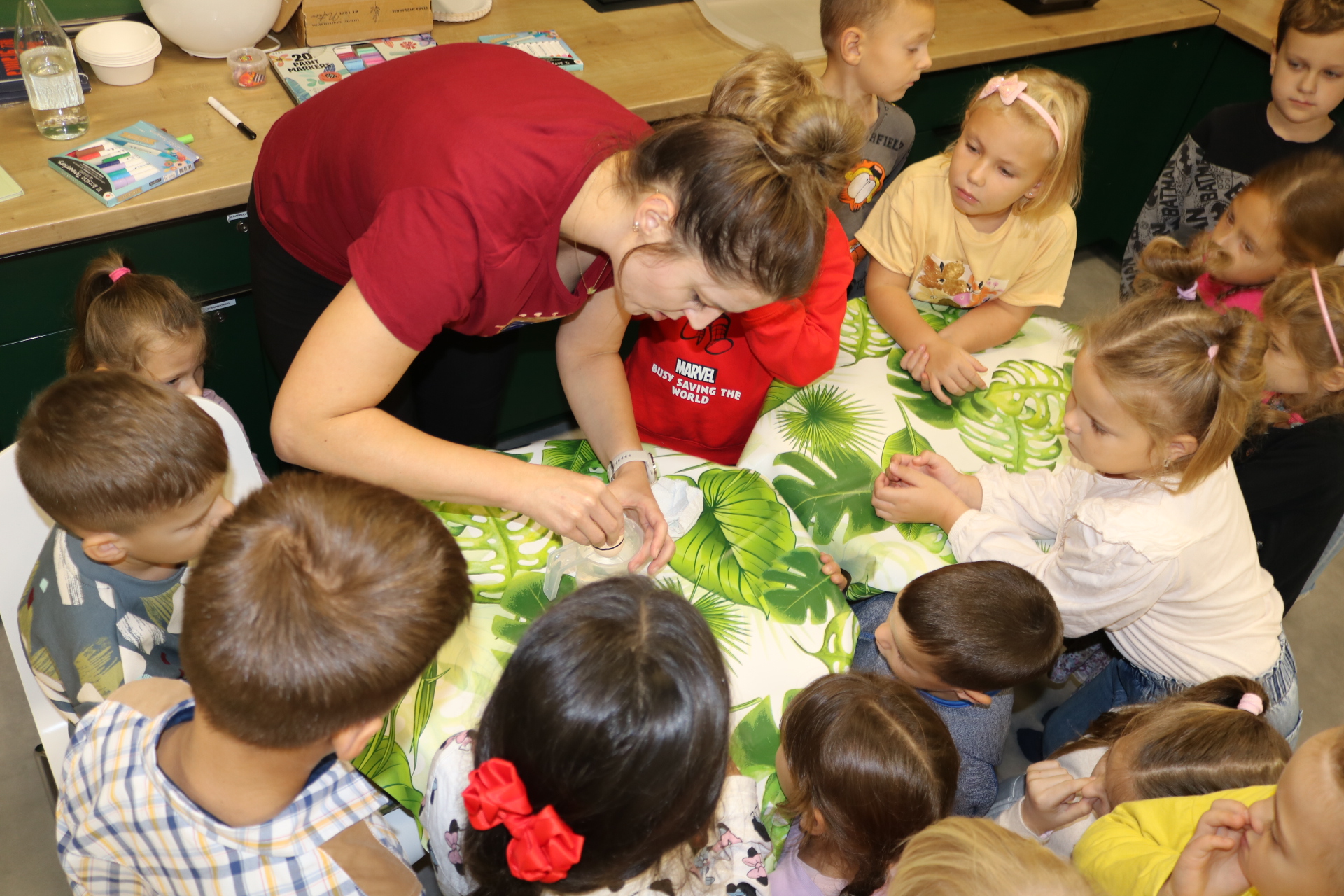 Plamek i Brudek w Kostrzyńskiej bibliotece oraz uczestnicy