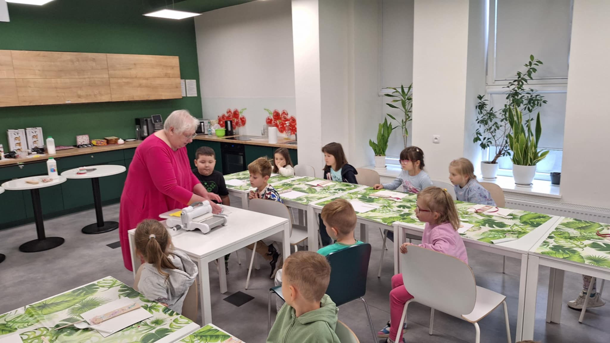 Grupa 4 i 6 latków z Przedszkola Niepublicznego Stonoga w trakcie warsztató