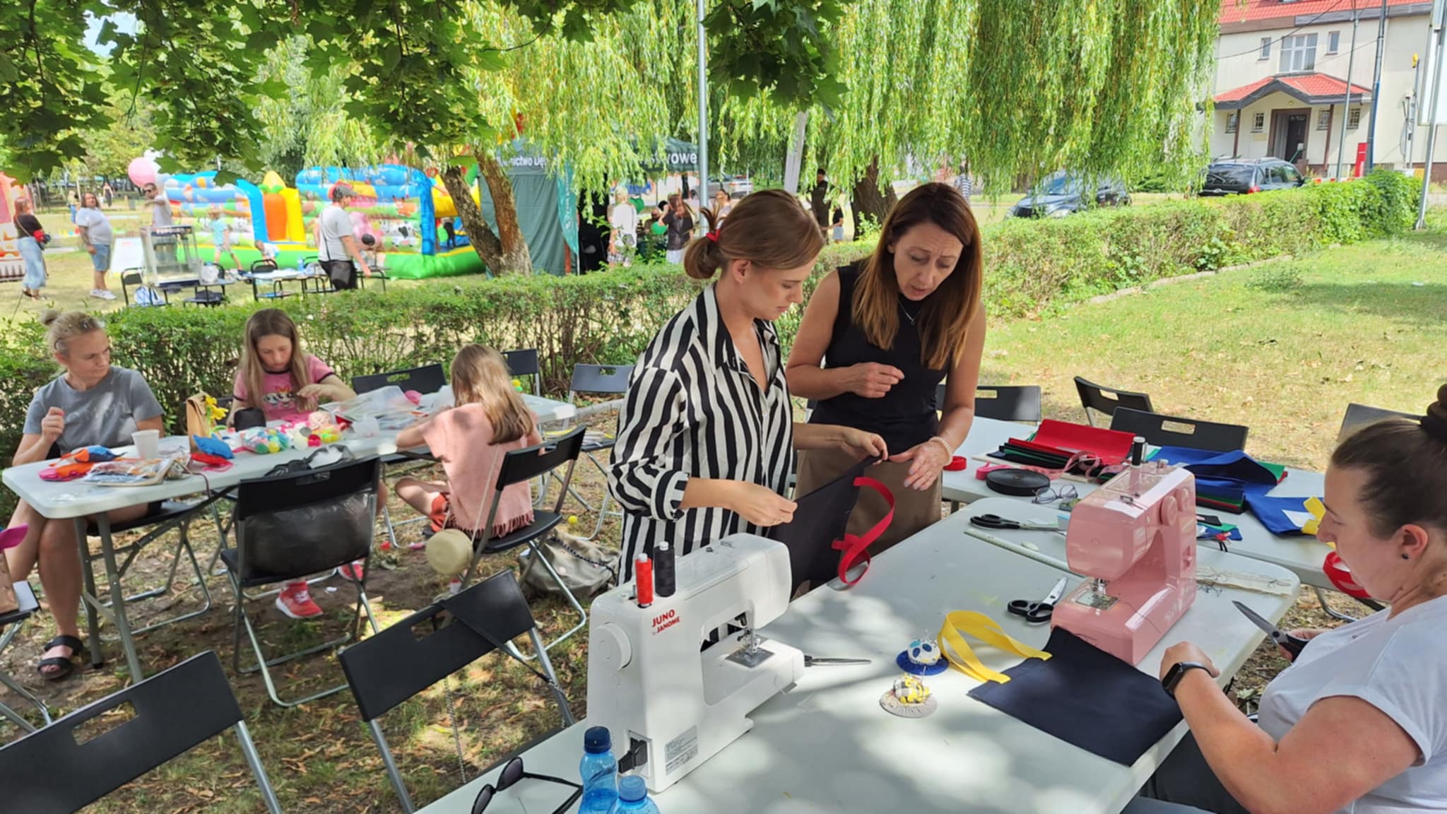 uczestnicy pikniku w trakcie kreatywnego tworzenia swoich prac