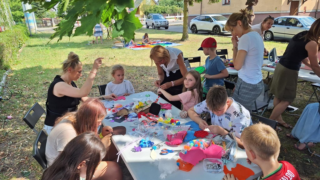 uczestnicy pikniku w trakcie kreatywnego tworzenia swoich prac