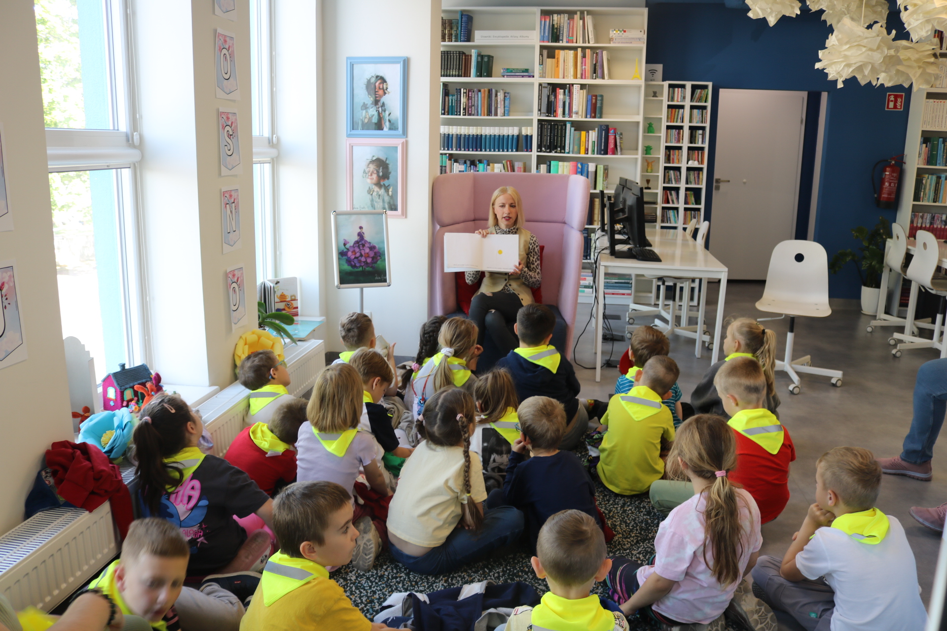 Dzieci słuchają pdstawowych informacji o bibliotece