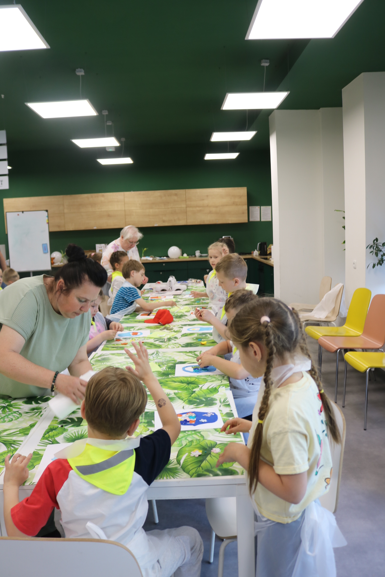 Dzieci w trakcie warsztatów rękodzieła