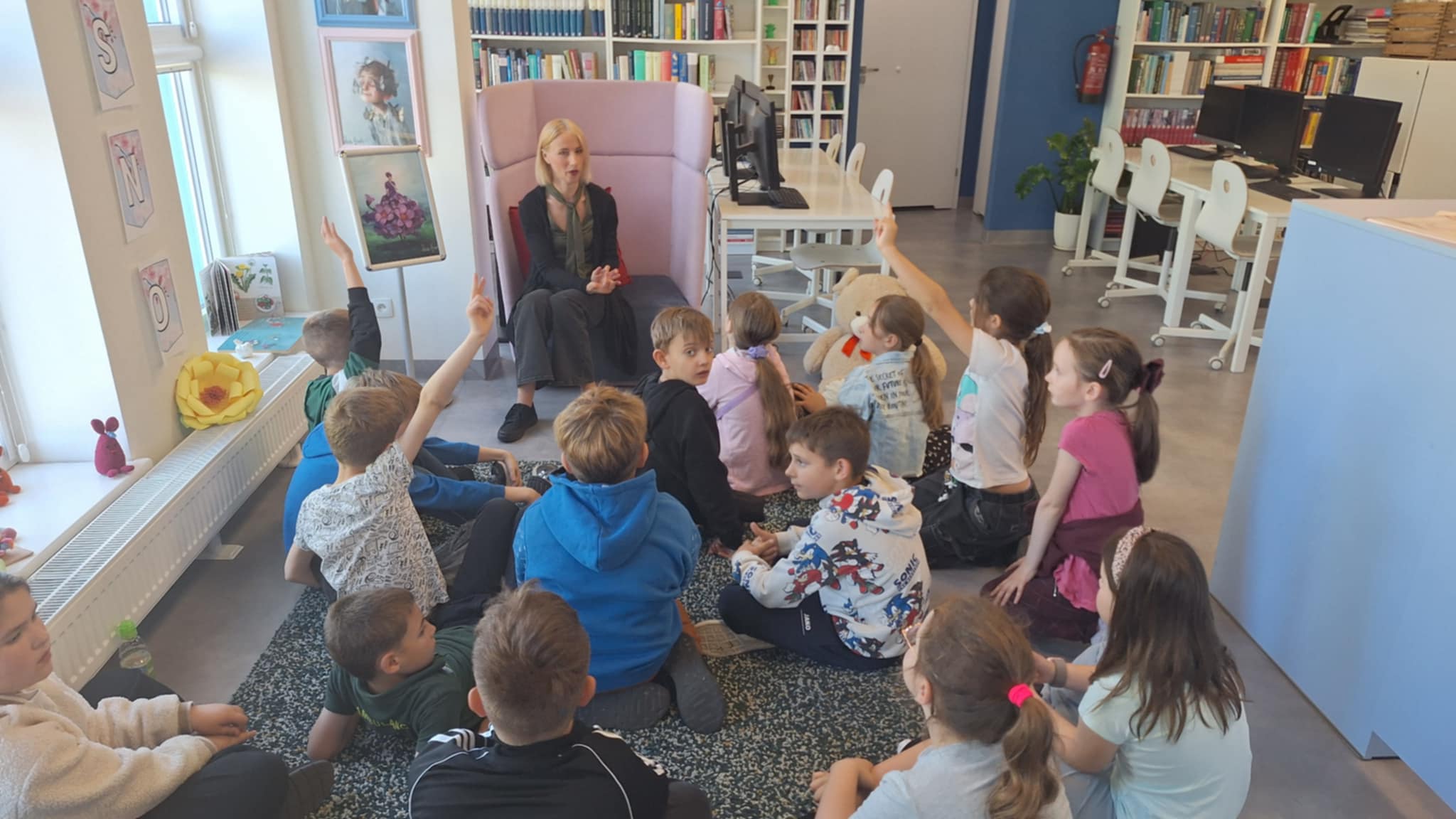 Zdjęcie uczestników w trakcie lekcji bibliotecznej